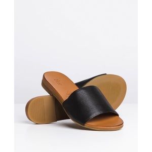 NWB Oker Sema sandals black beach resort summer womens 38 comfy soft flex shoes